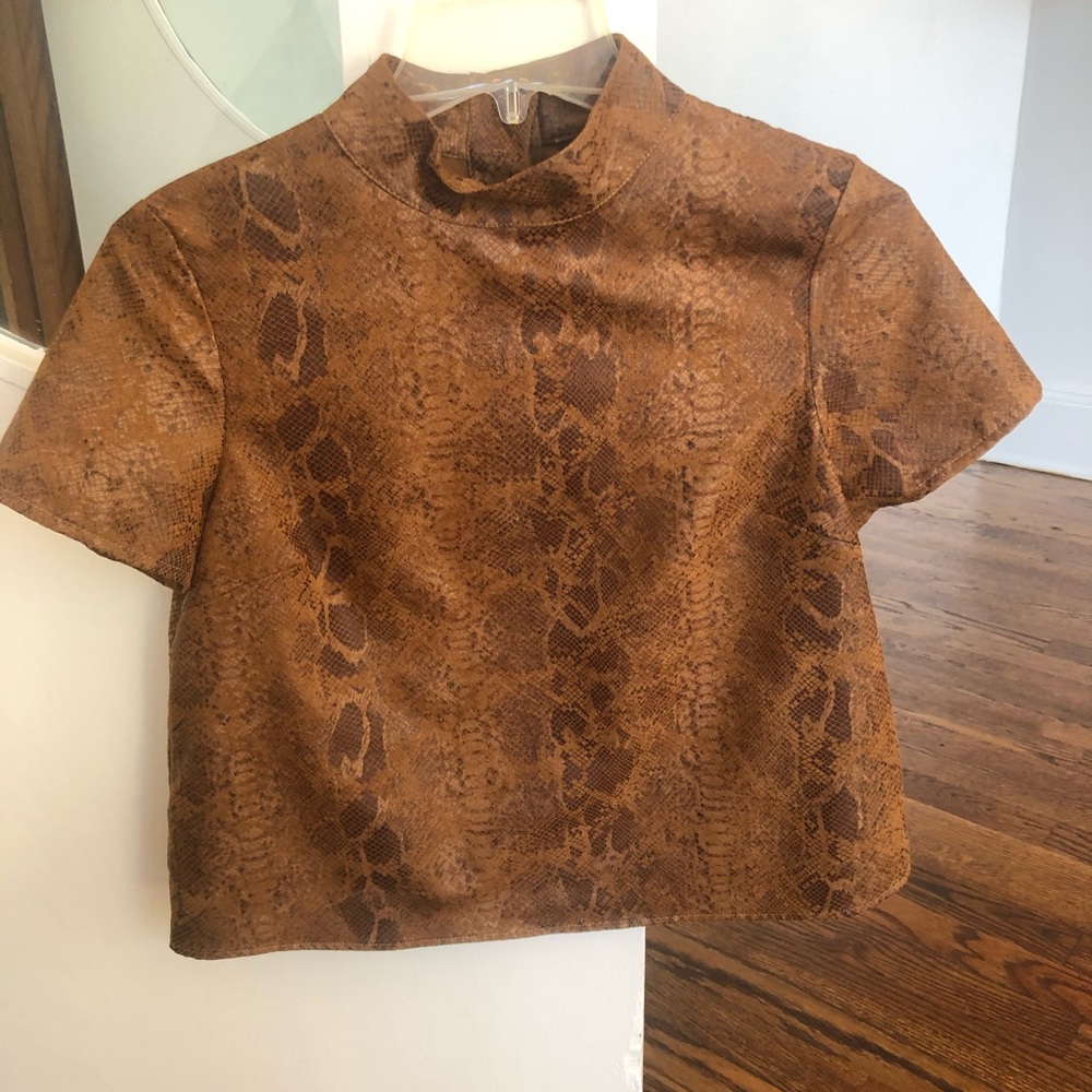 Short sleeve brown mock T-neck. Animal print.